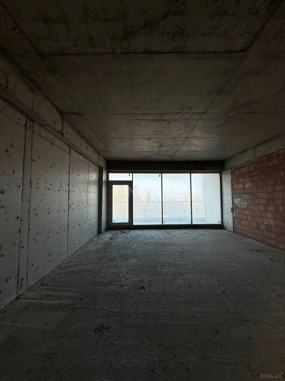 Satılır 4 otaqlı mənzil 217 m²