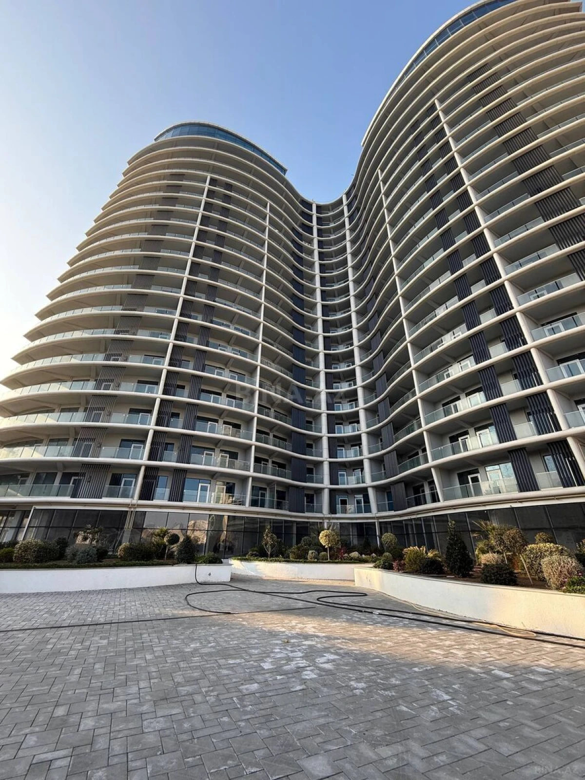 Satılır 4 otaqlı mənzil 217 m²