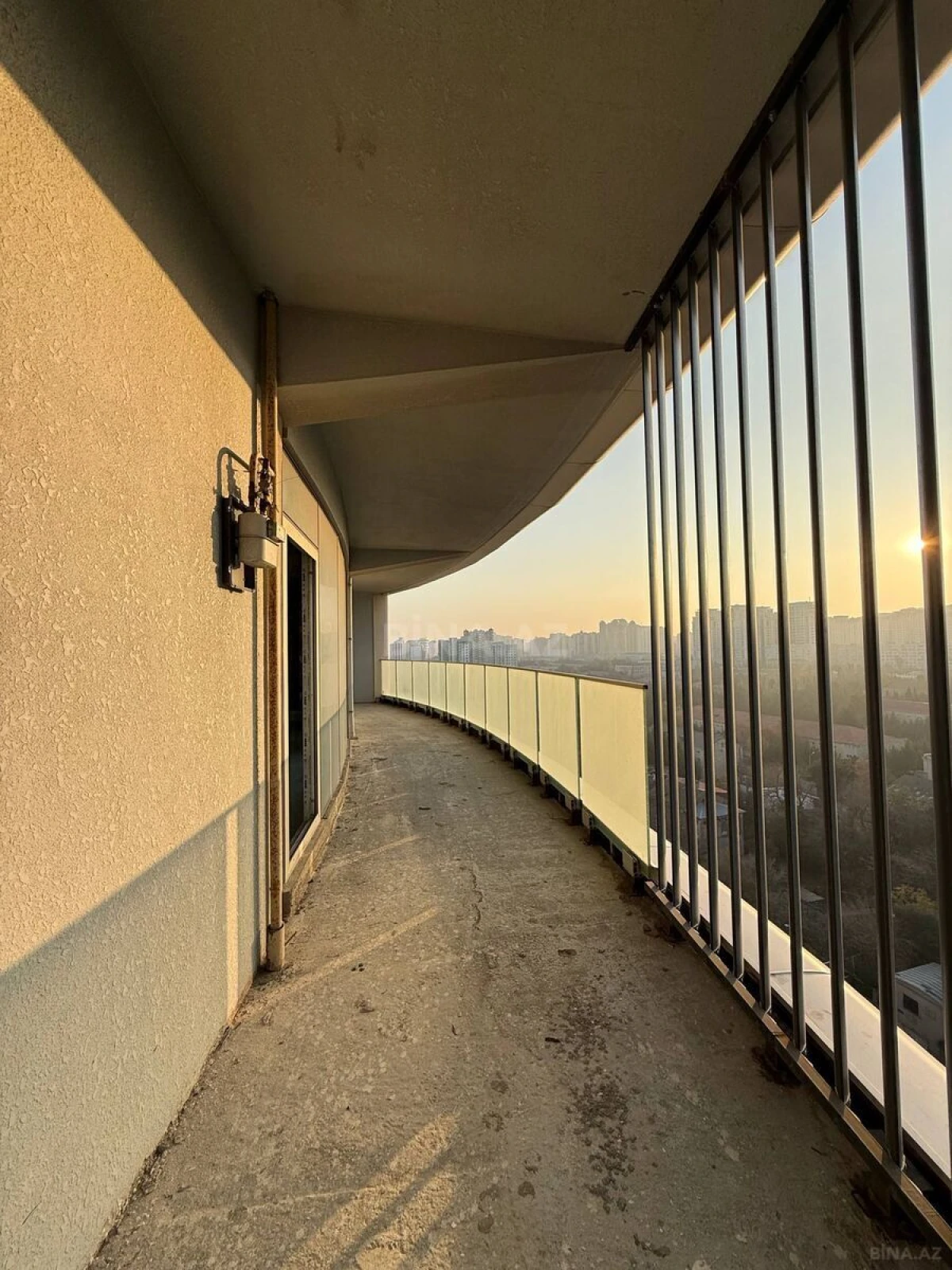 Satılır 4 otaqlı mənzil 217 m²