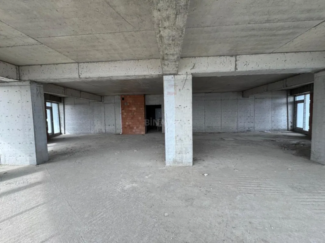 Satılır 4 otaqlı mənzil 217 m²