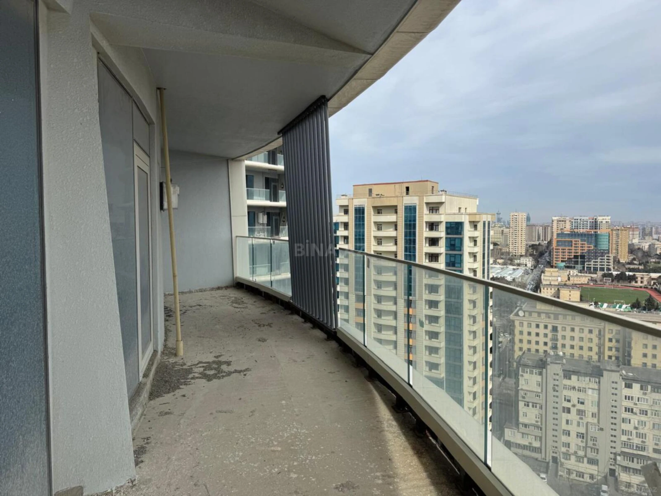 Satılır 4 otaqlı mənzil 217 m²