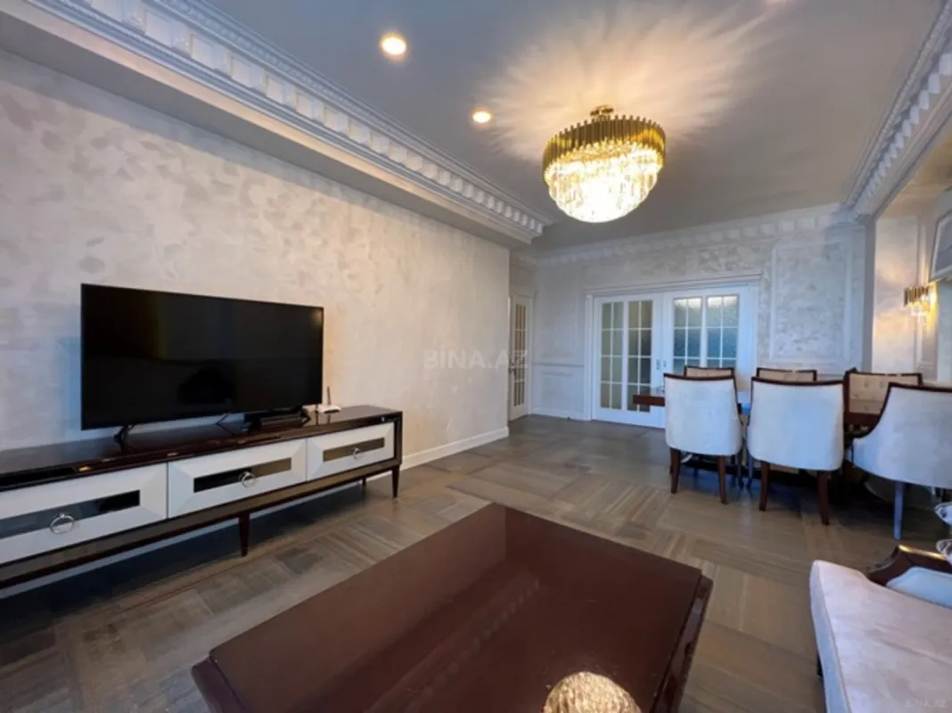 Satılır 4 otaqlı mənzil 209 m²