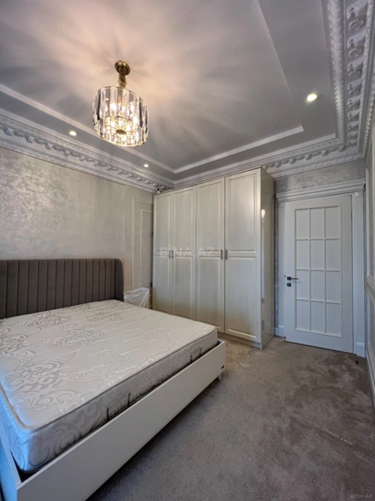 Satılır 4 otaqlı mənzil 209 m²