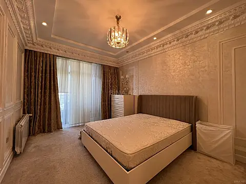 Satılır 4 otaqlı mənzil 209 m²