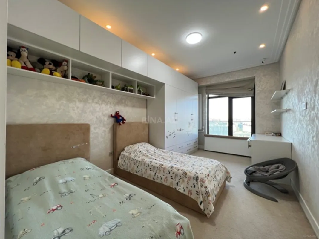 Satılır 4 otaqlı mənzil 209 m²