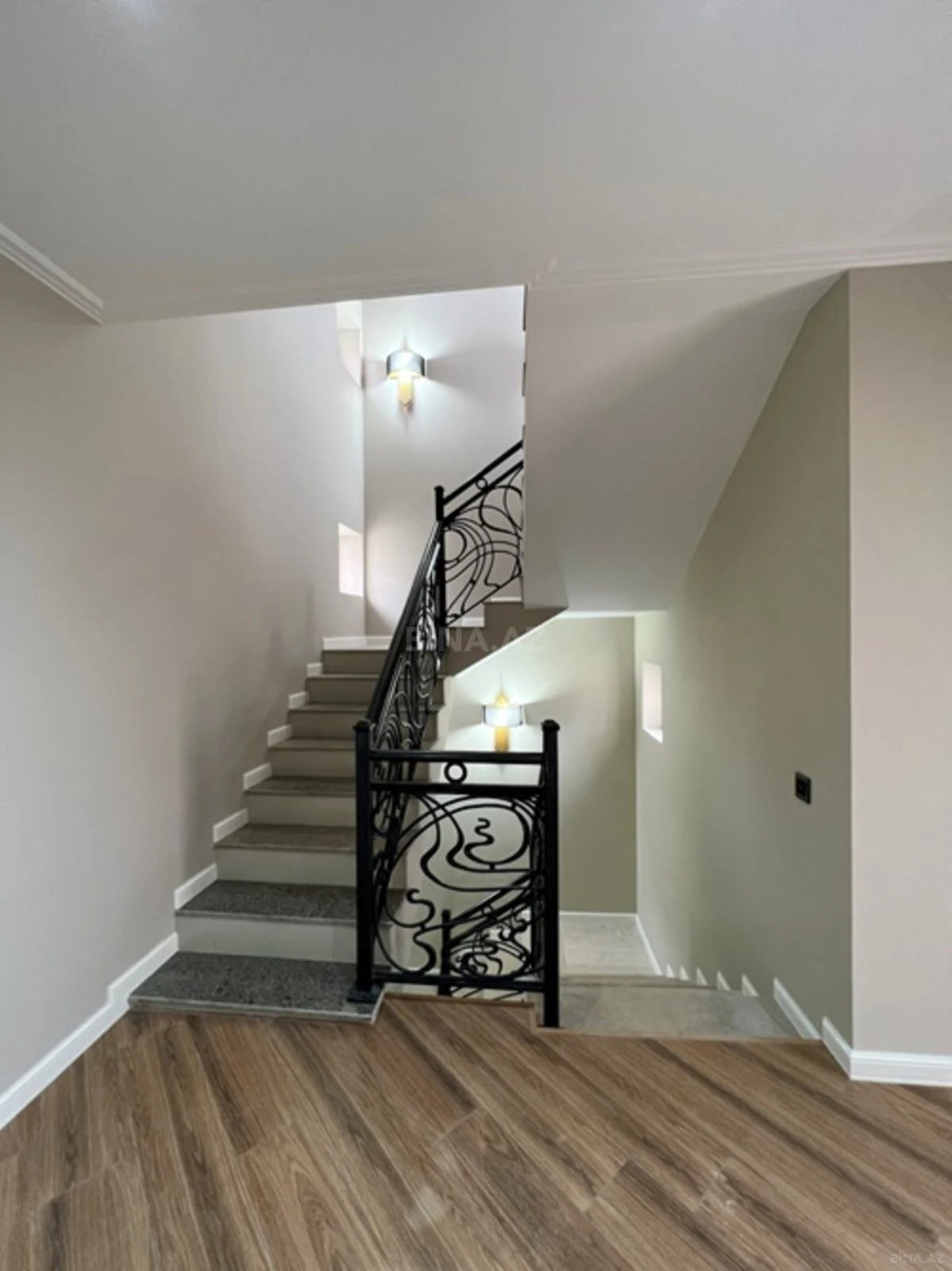 Satılır 5 otaqlı həyət evi 260 m²