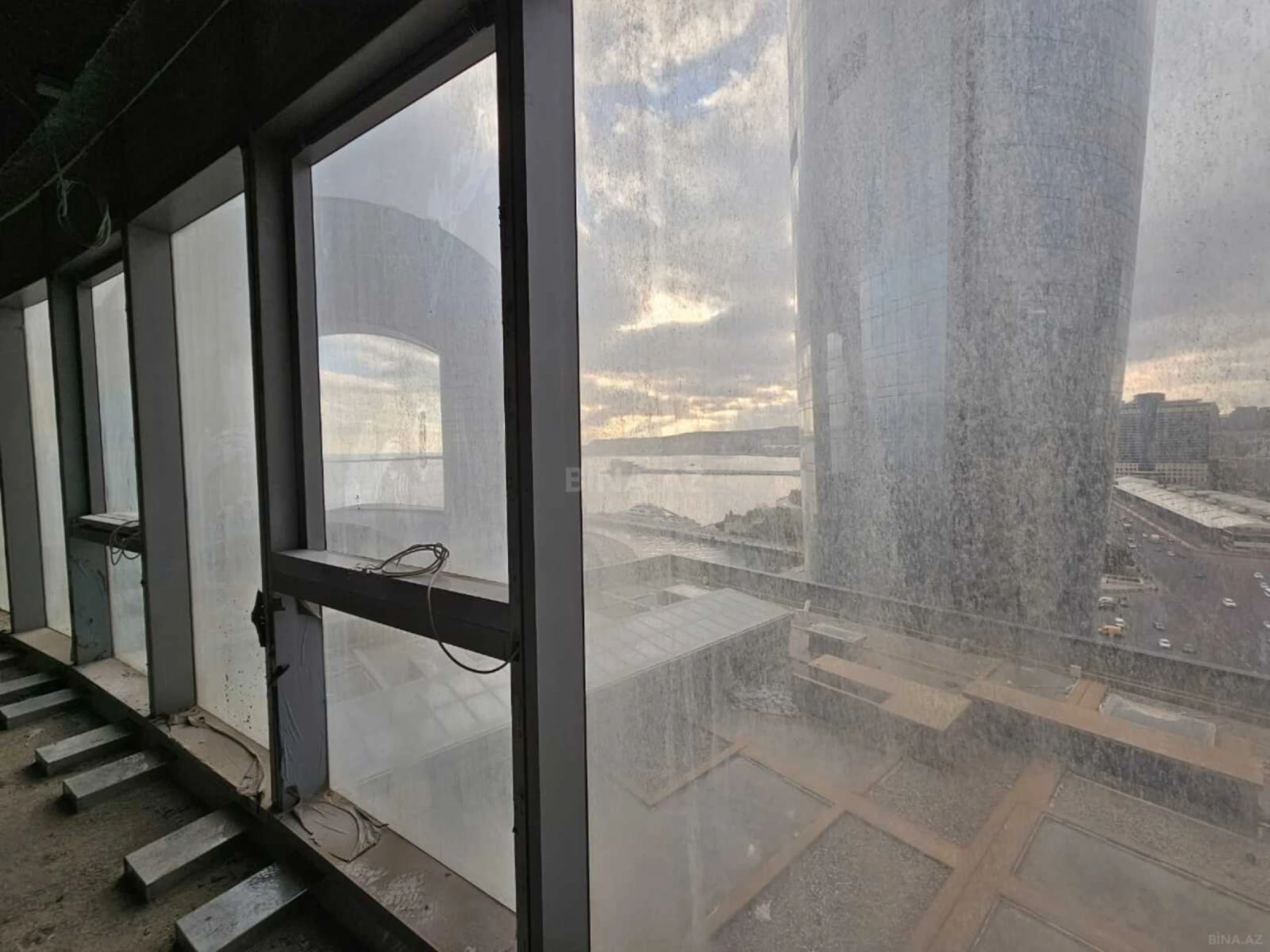 Satılır 3 otaqlı mənzil 173 m²