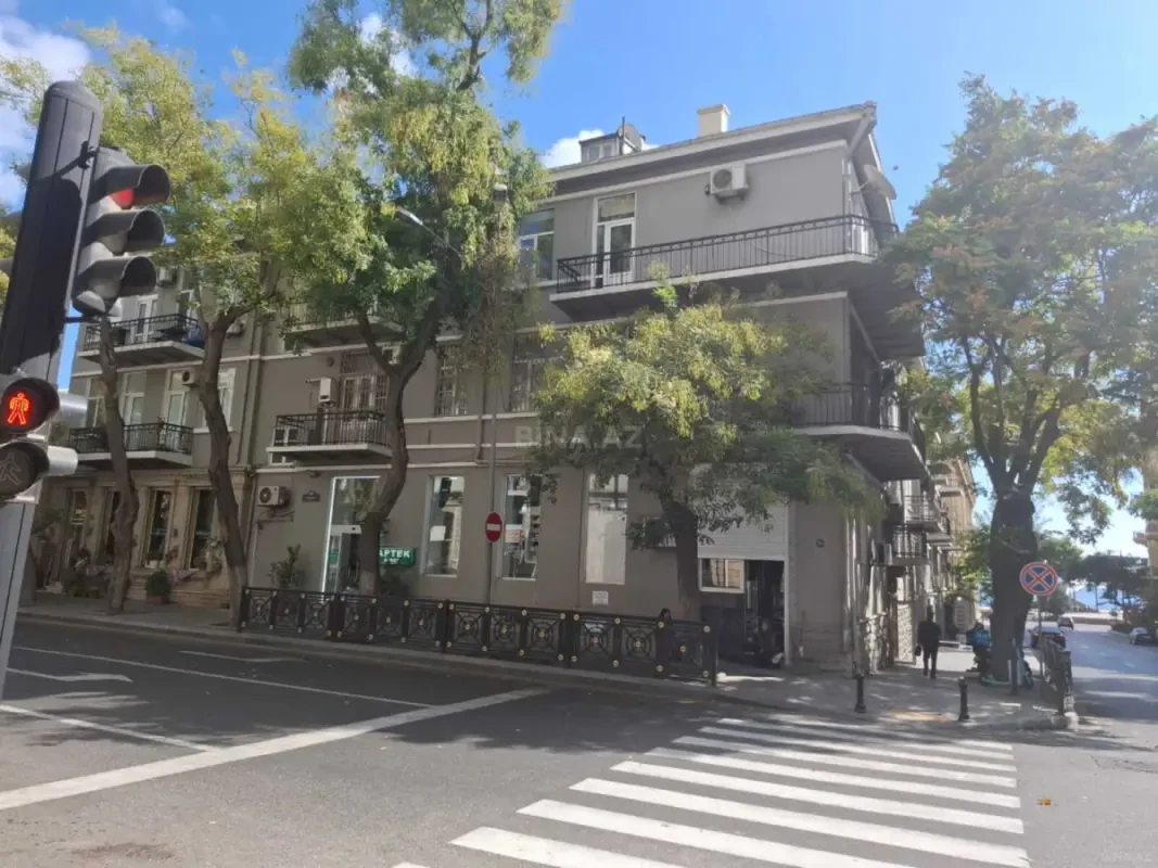 Satılır 6 otaqlı mənzil 200 m²