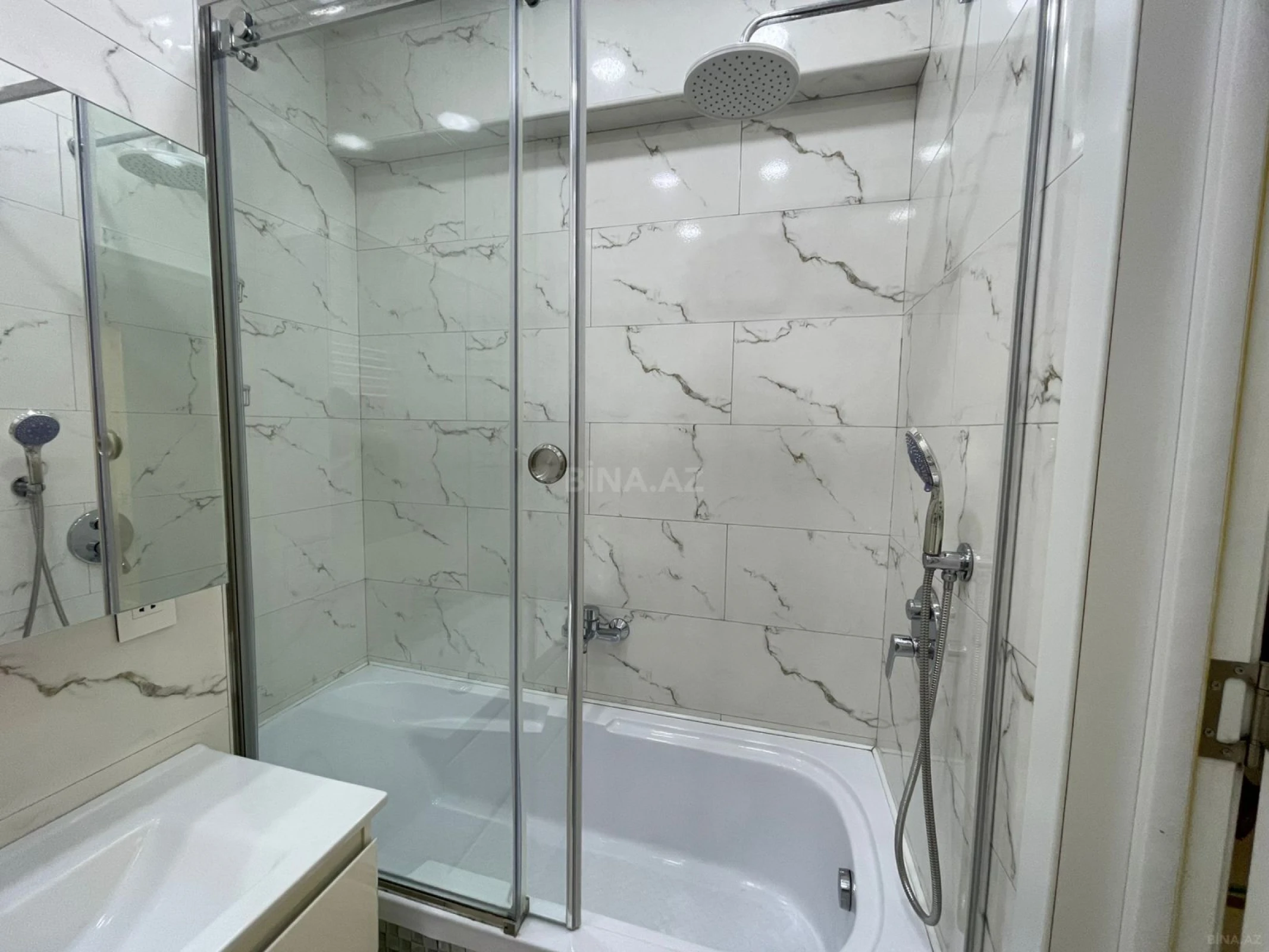 Kirayə verilir 3 otaqlı mənzil 194 m²