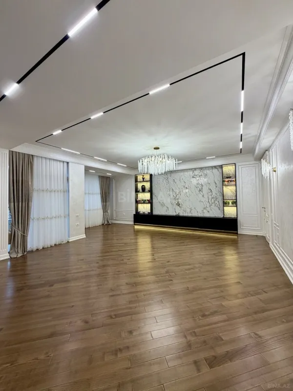 Satılır 4 otaqlı mənzil 185 m²