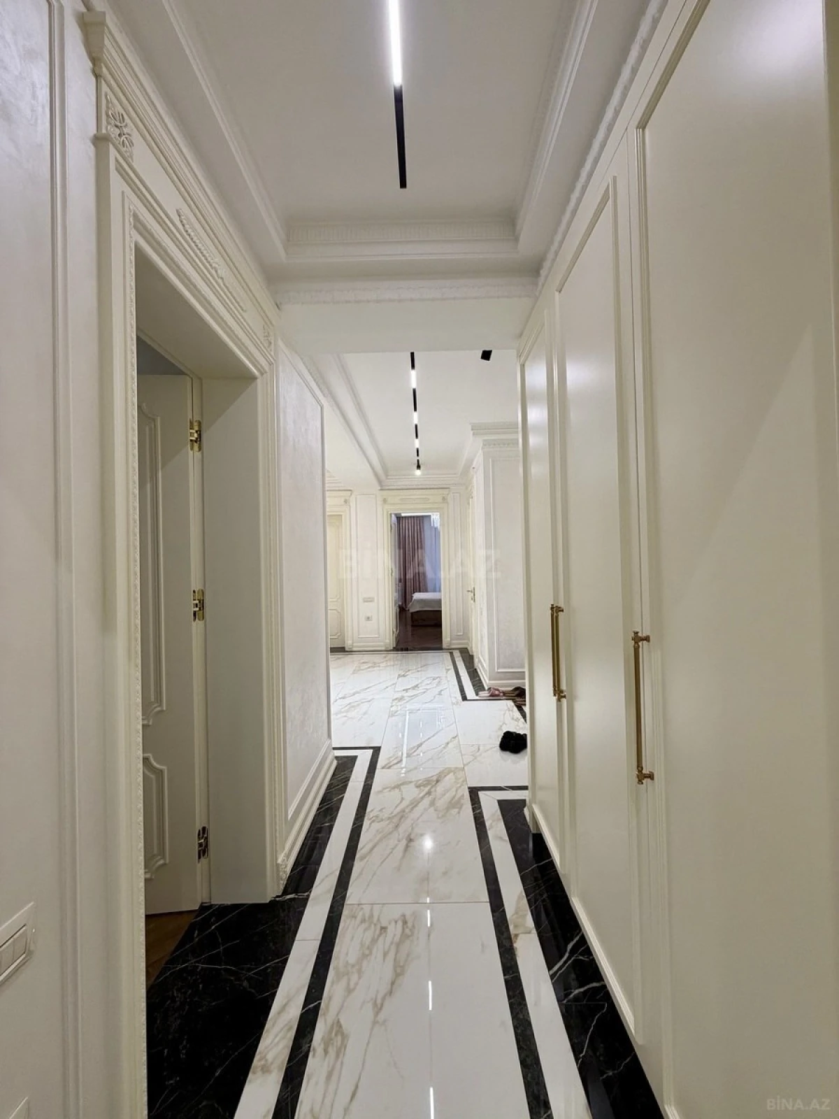 Satılır 4 otaqlı mənzil 185 m²