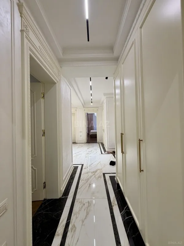 Satılır 4 otaqlı mənzil 185 m²