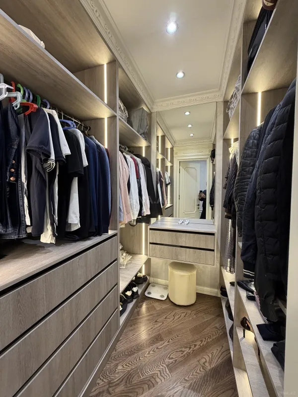 Satılır 4 otaqlı mənzil 185 m²