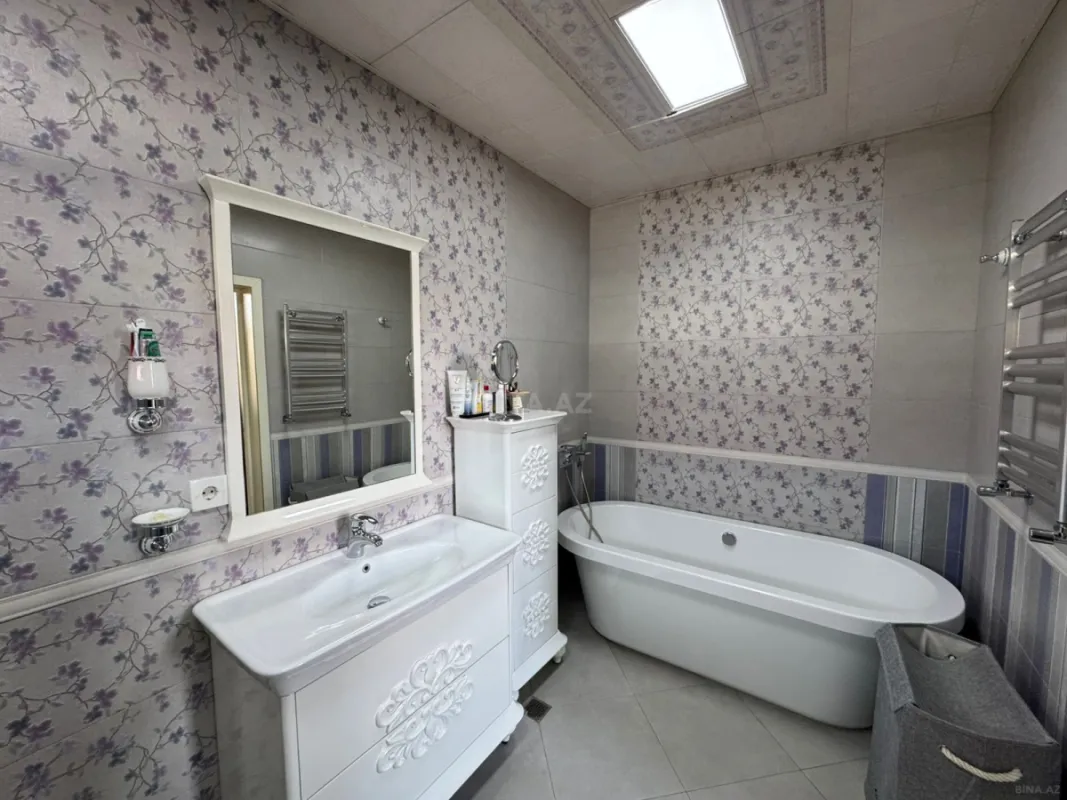 Satılır 5 otaqlı həyət evi 300 m²