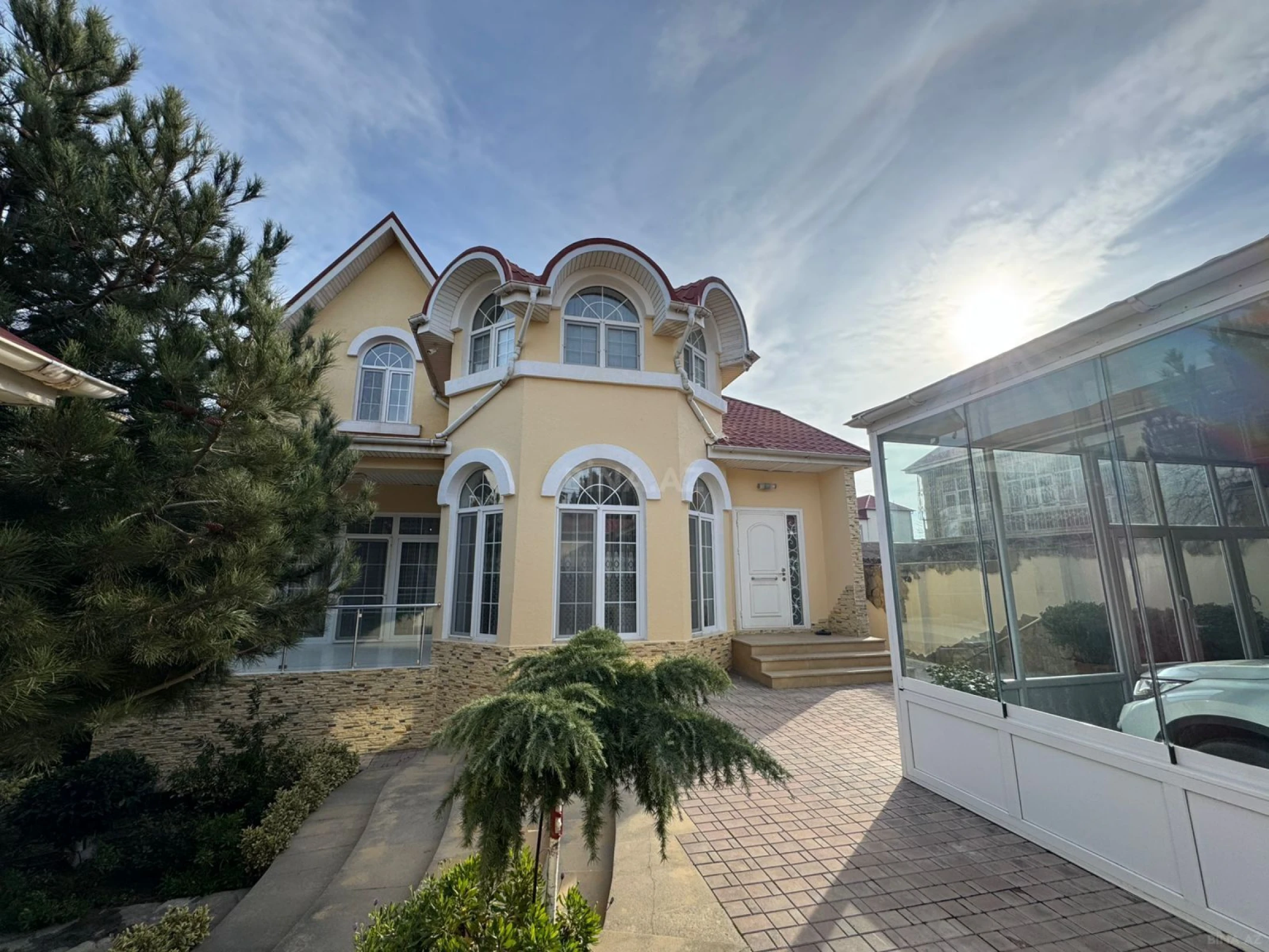 Satılır 5 otaqlı həyət evi 300 m²