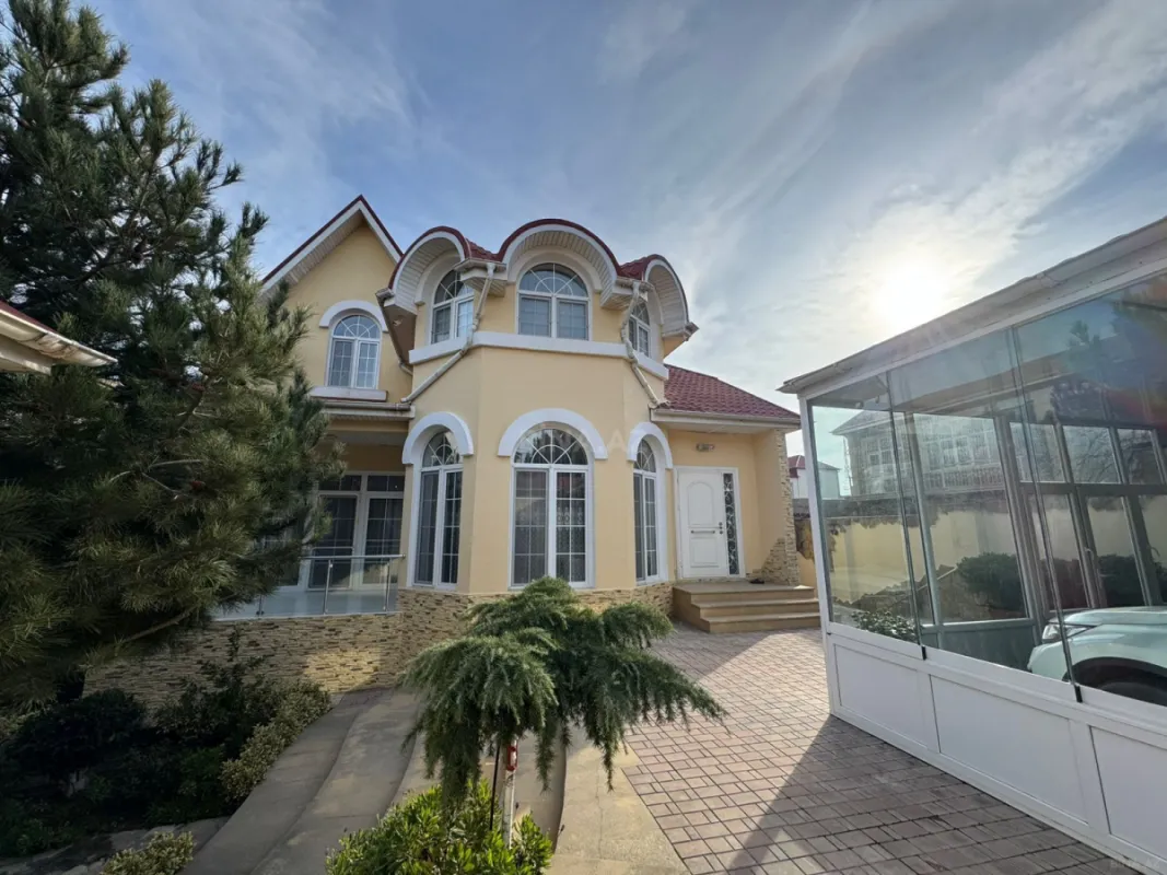 Satılır 5 otaqlı həyət evi 300 m²