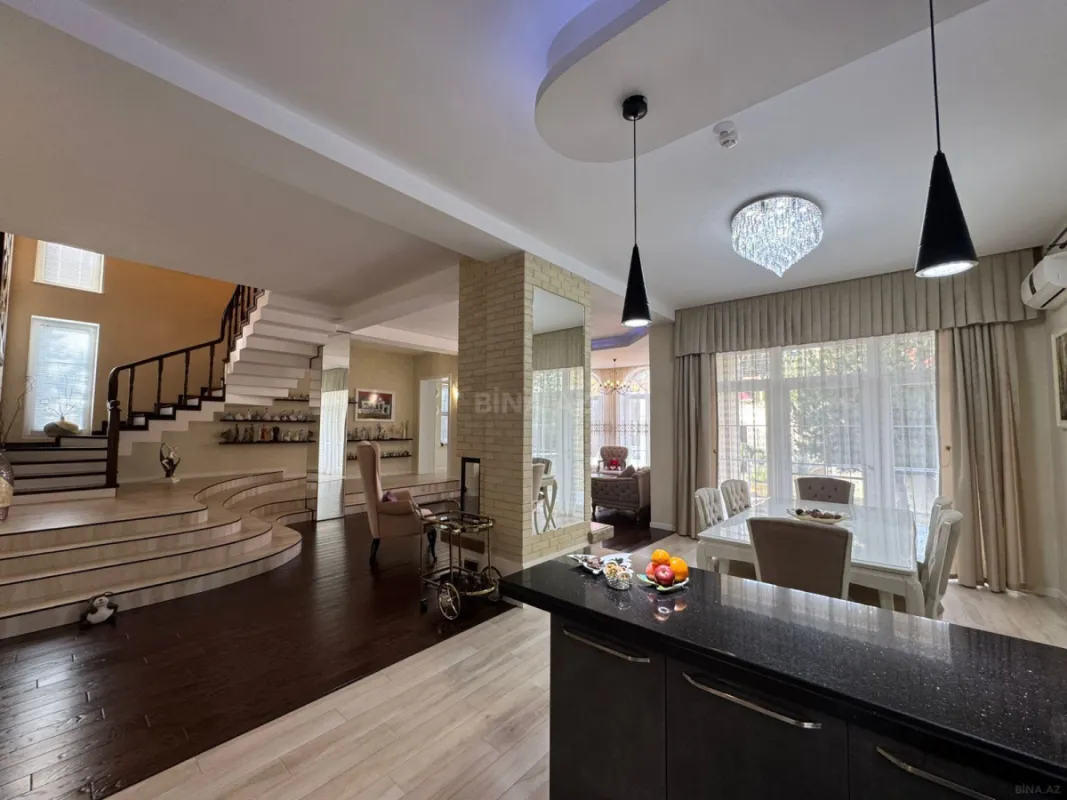 Satılır 5 otaqlı həyət evi 300 m²