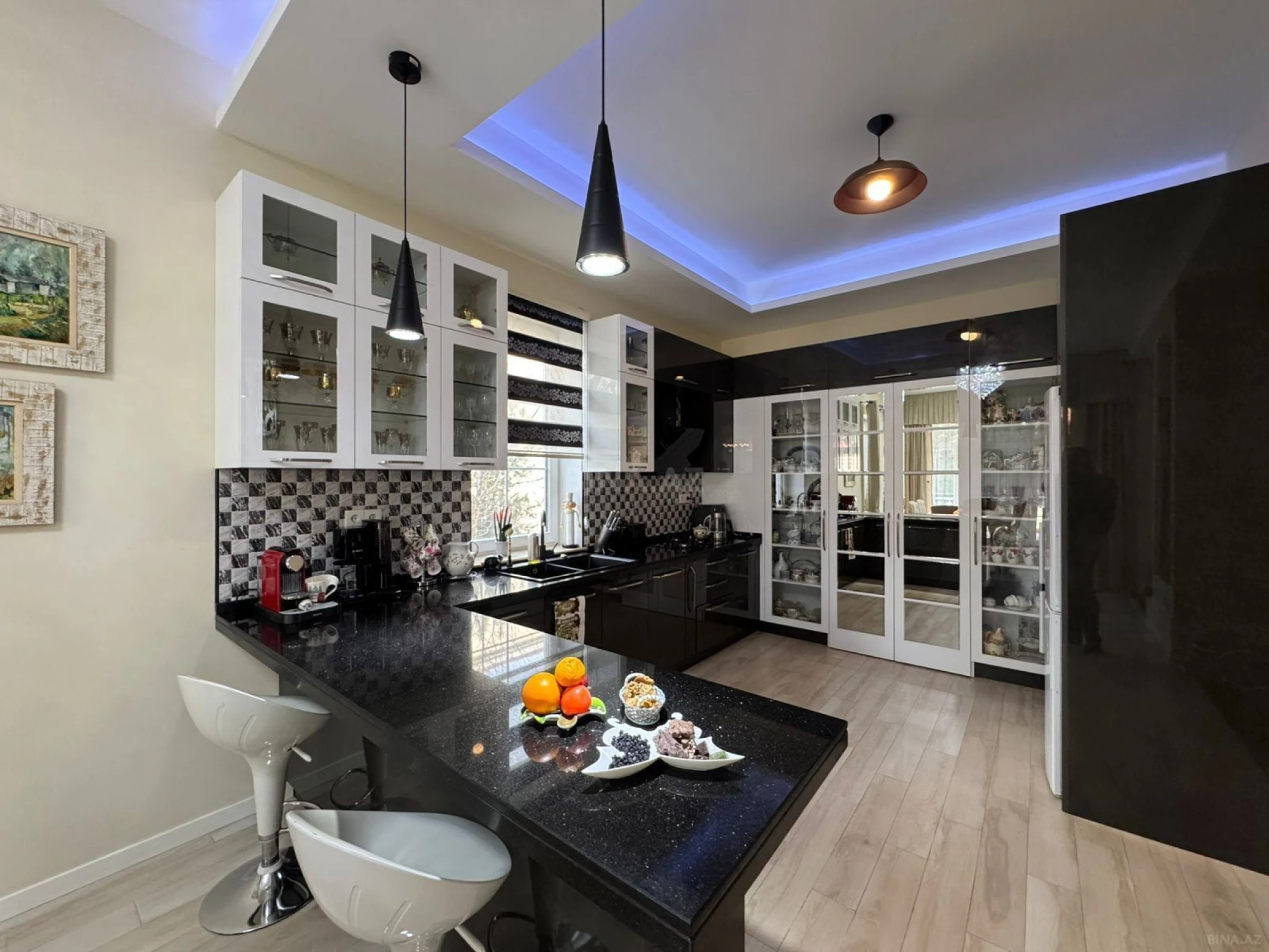 Satılır 5 otaqlı həyət evi 300 m²