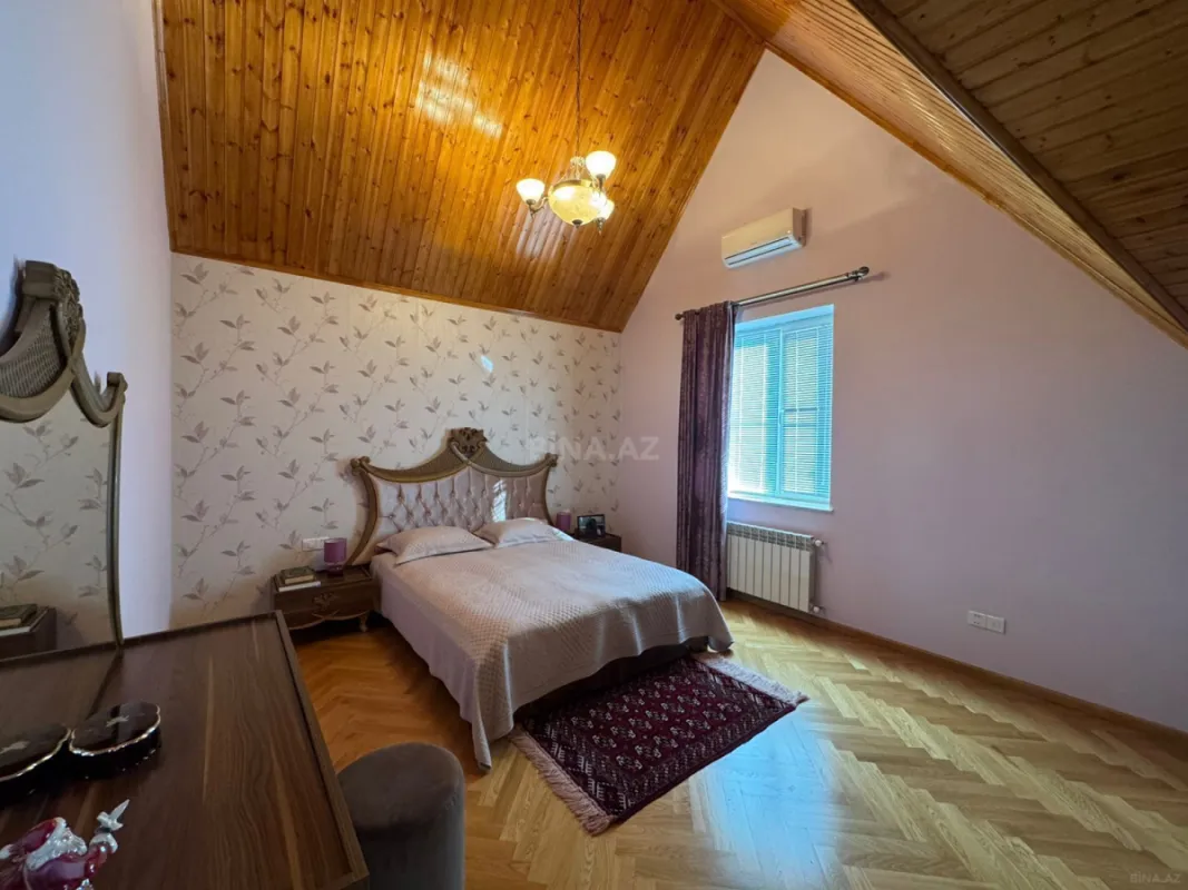 Satılır 5 otaqlı həyət evi 300 m²