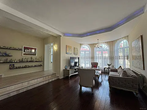 Satılır 5 otaqlı həyət evi 300 m²