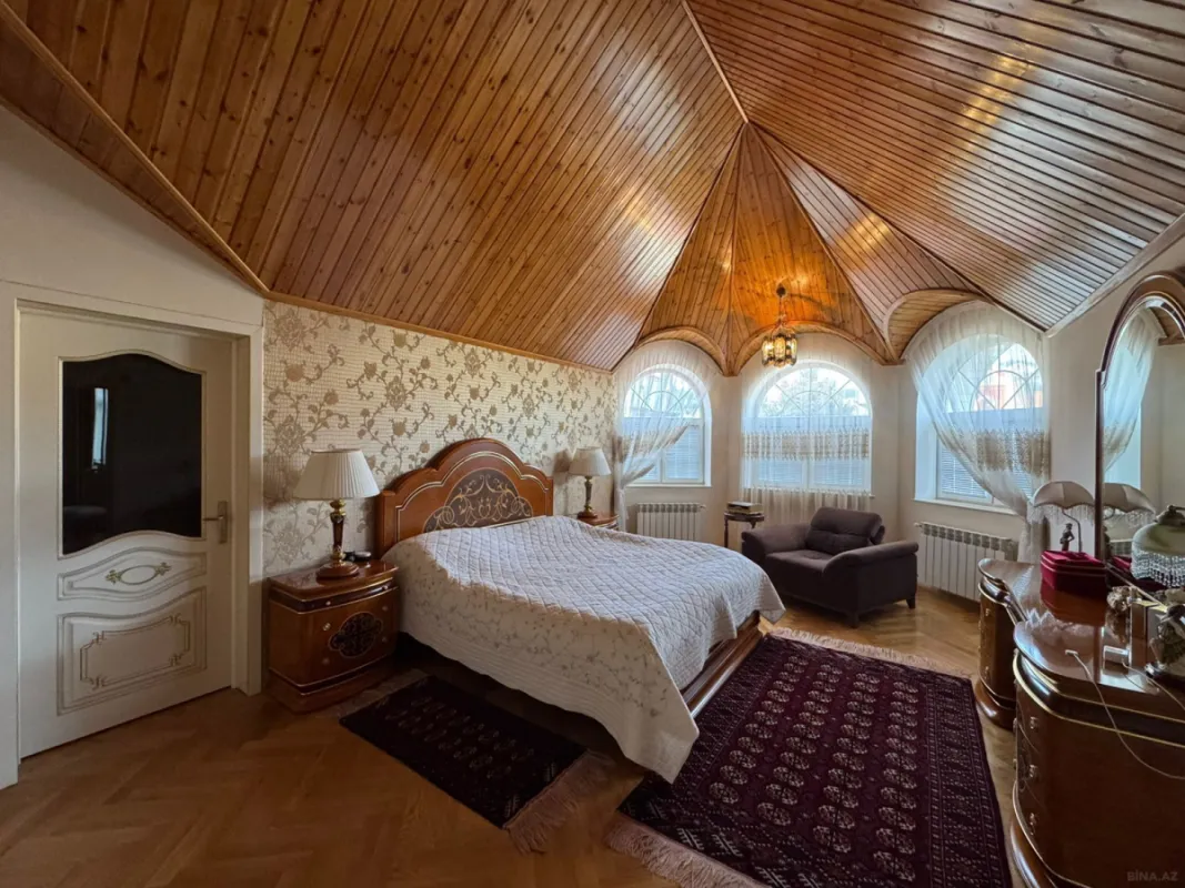 Satılır 5 otaqlı həyət evi 300 m²