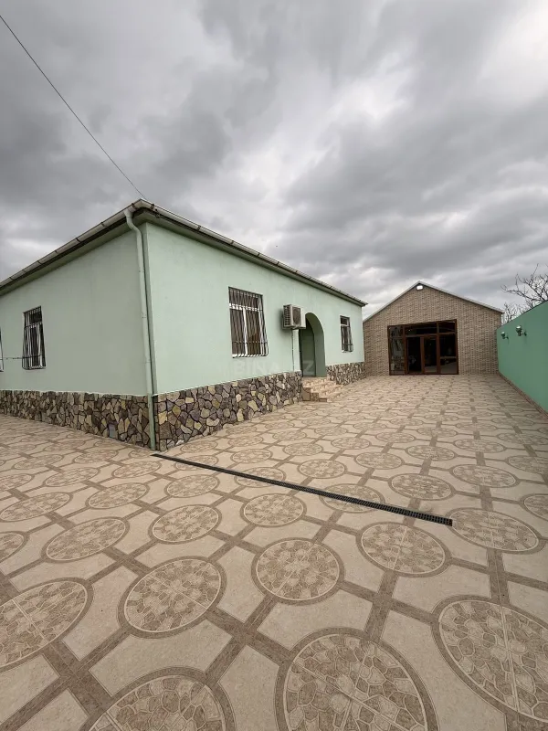 Satılır 5 otaqlı həyət evi 240 m²