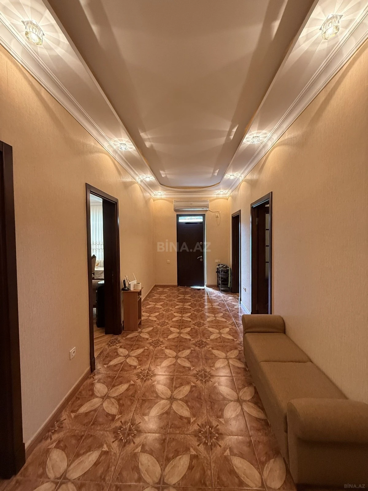 Satılır 5 otaqlı həyət evi 240 m²