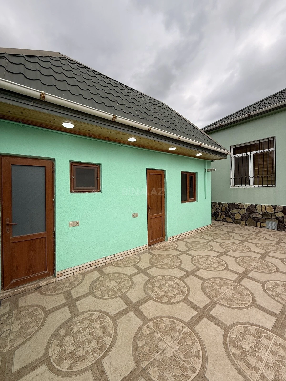 Satılır 5 otaqlı həyət evi 240 m²