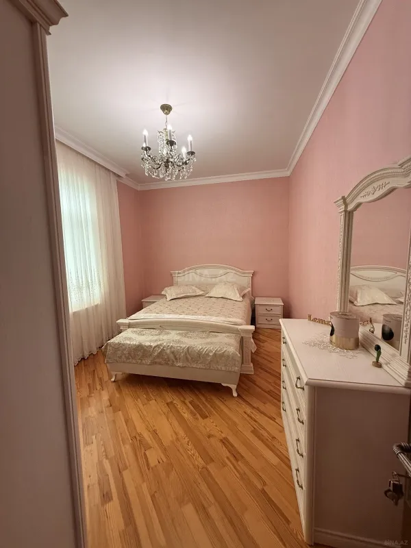 Satılır 5 otaqlı həyət evi 240 m²