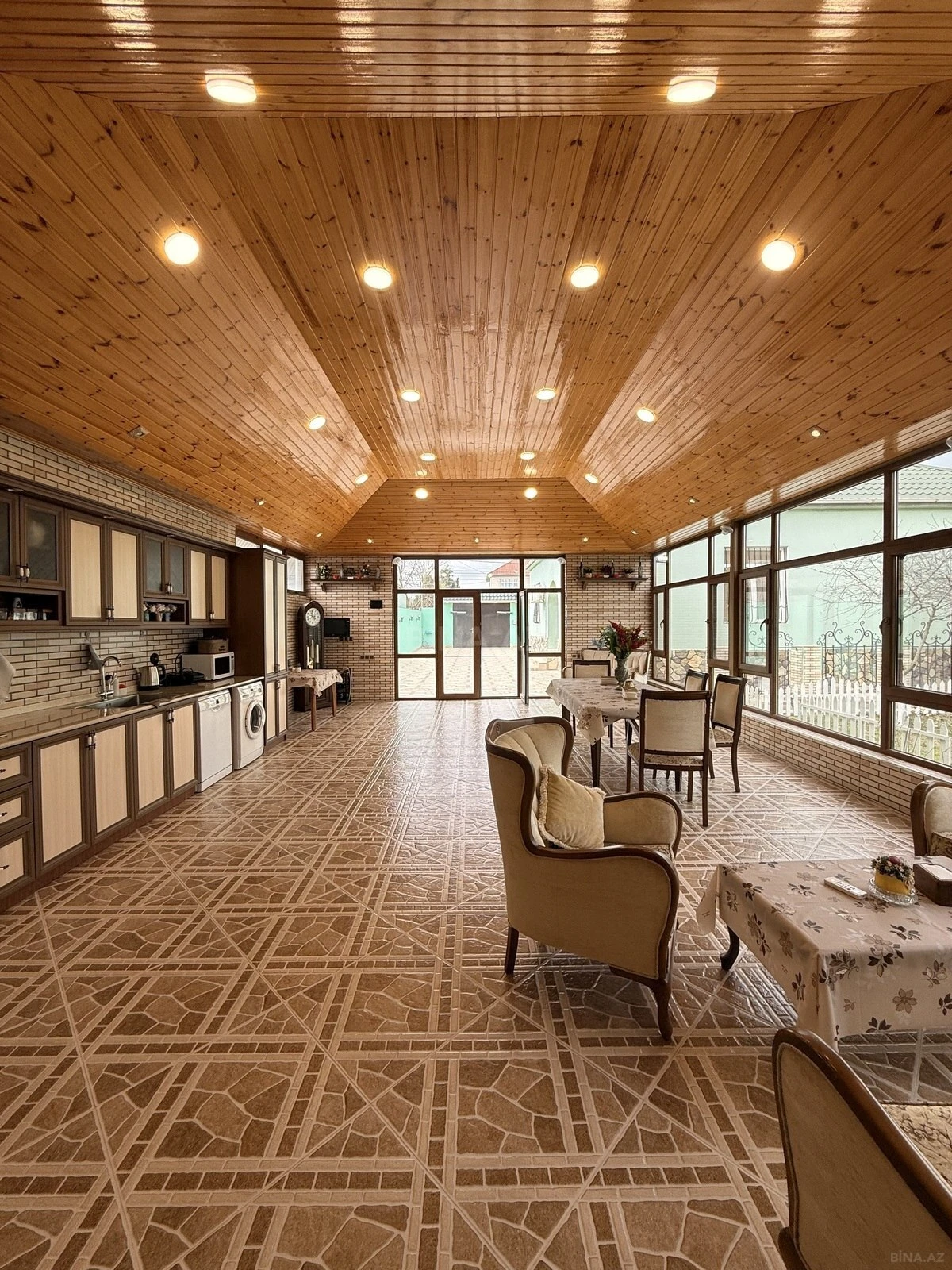 Satılır 5 otaqlı həyət evi 240 m²