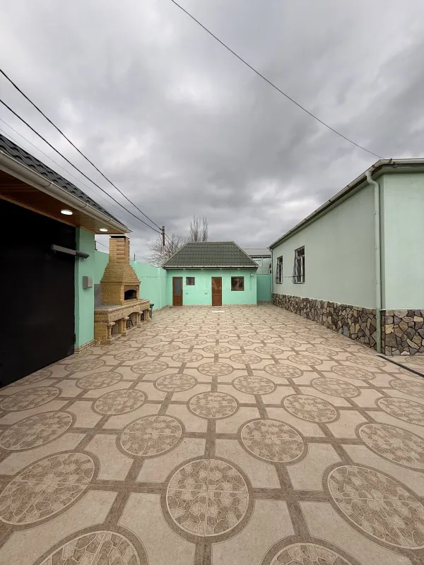 Satılır 5 otaqlı həyət evi 240 m²