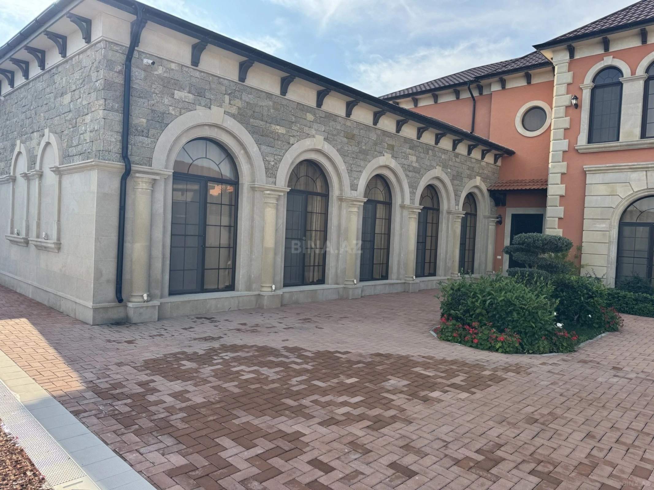 Satılır 6 otaqlı həyət evi 342 m²