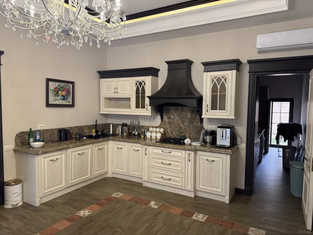 Satılır 6 otaqlı həyət evi 342 m²