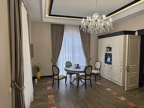 Satılır 6 otaqlı həyət evi 342 m²