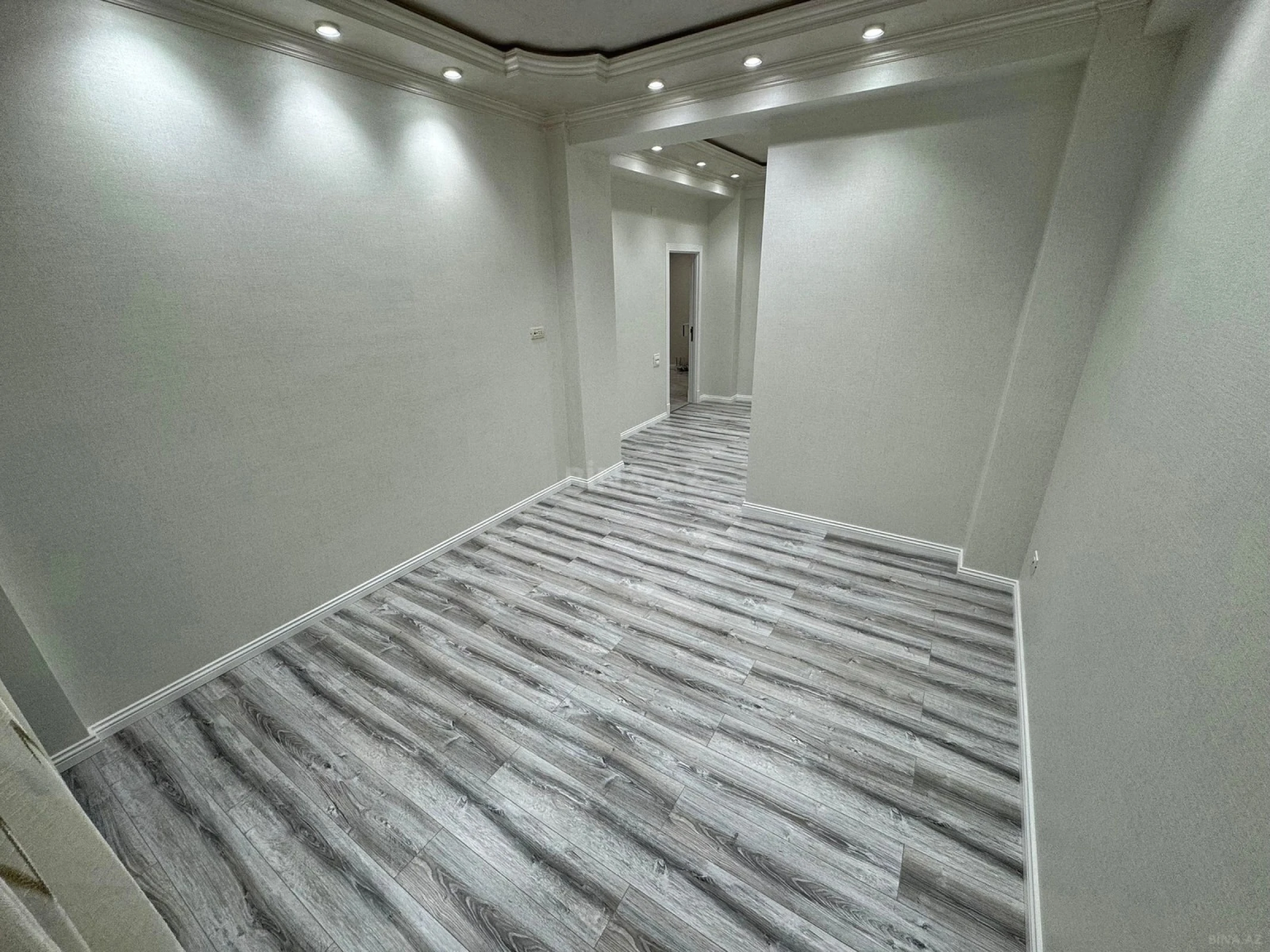 Satılır 4 otaqlı mənzil 145 m²