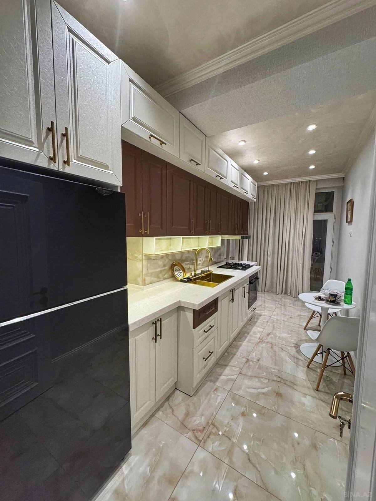 Satılır 4 otaqlı mənzil 145 m²