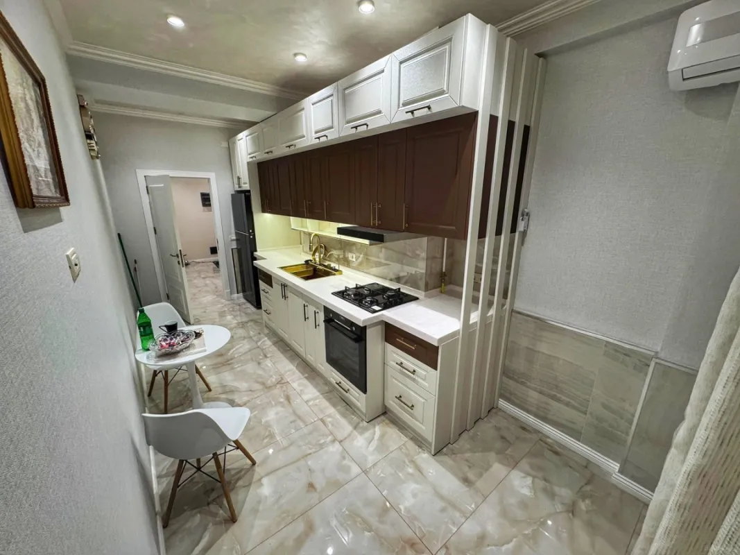 Satılır 4 otaqlı mənzil 145 m²