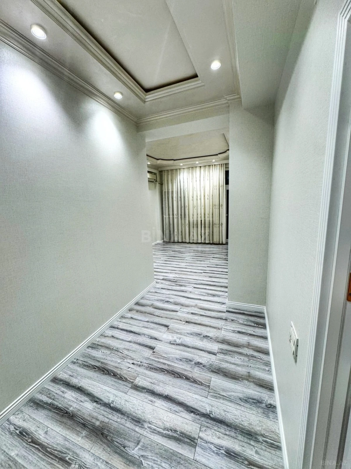 Satılır 4 otaqlı mənzil 145 m²