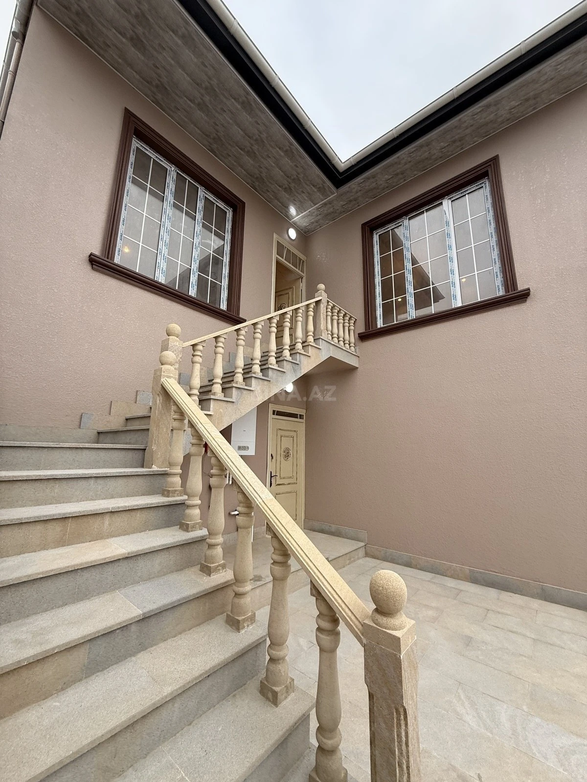 Satılır 8 otaqlı həyət evi 160 m²