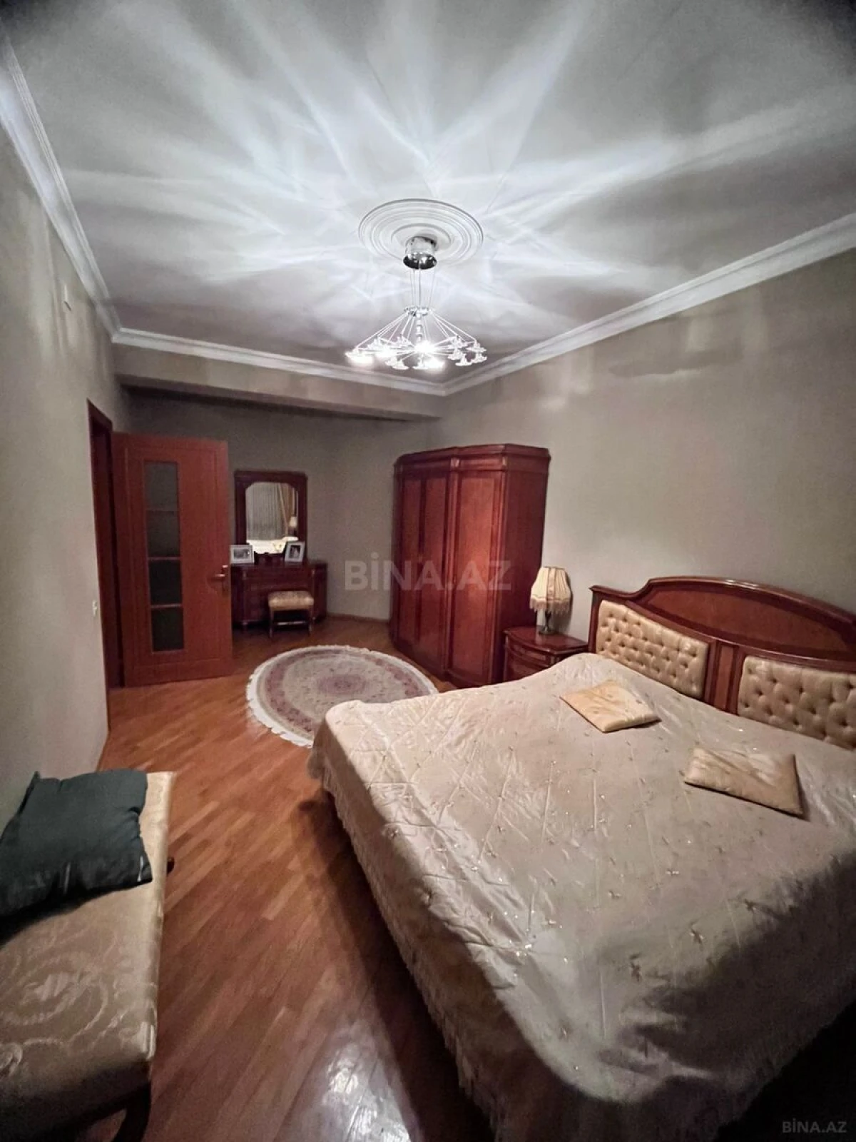 Satılır 4 otaqlı mənzil 191 m²
