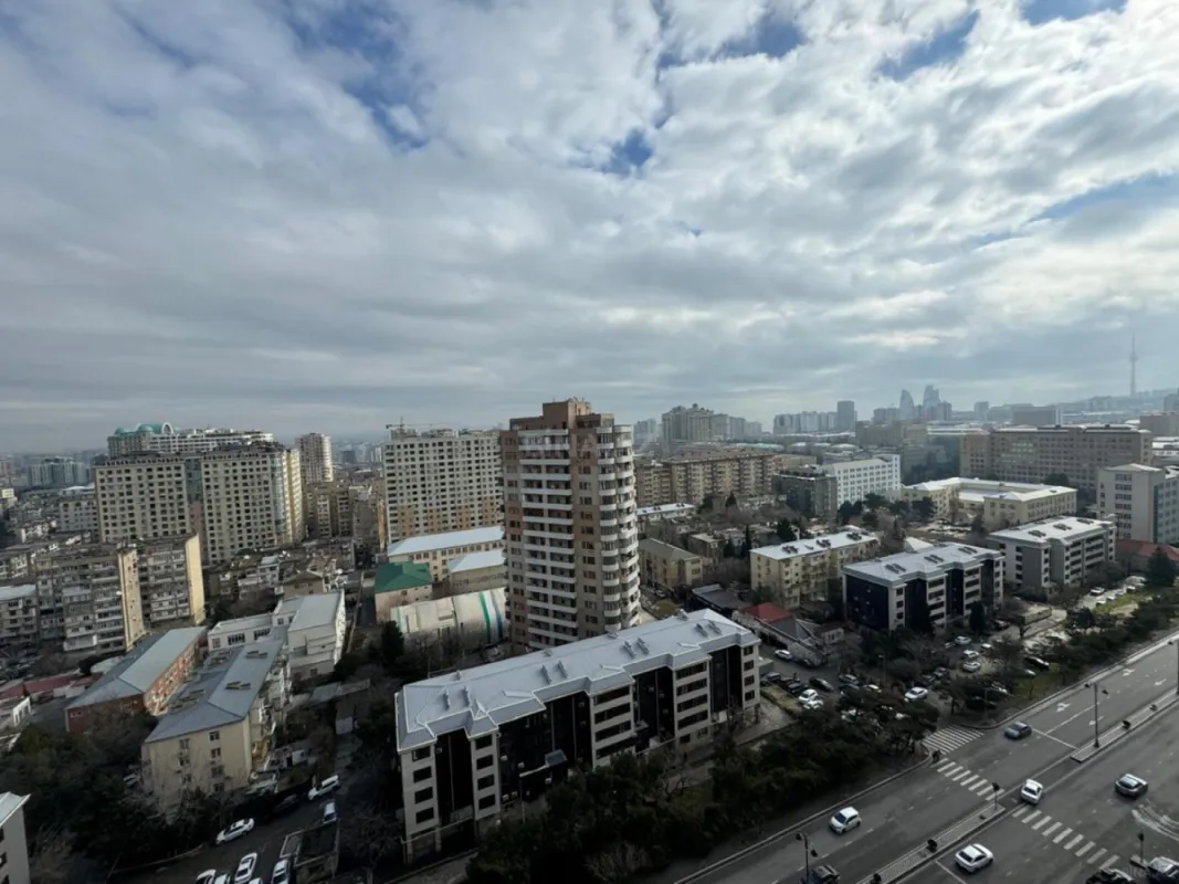 Satılır 4 otaqlı mənzil 203 m²