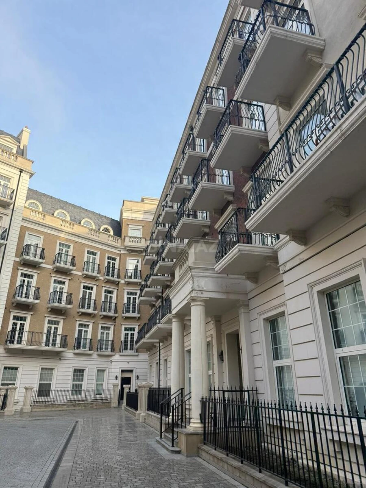 Satılır 4 otaqlı mənzil 145 m²