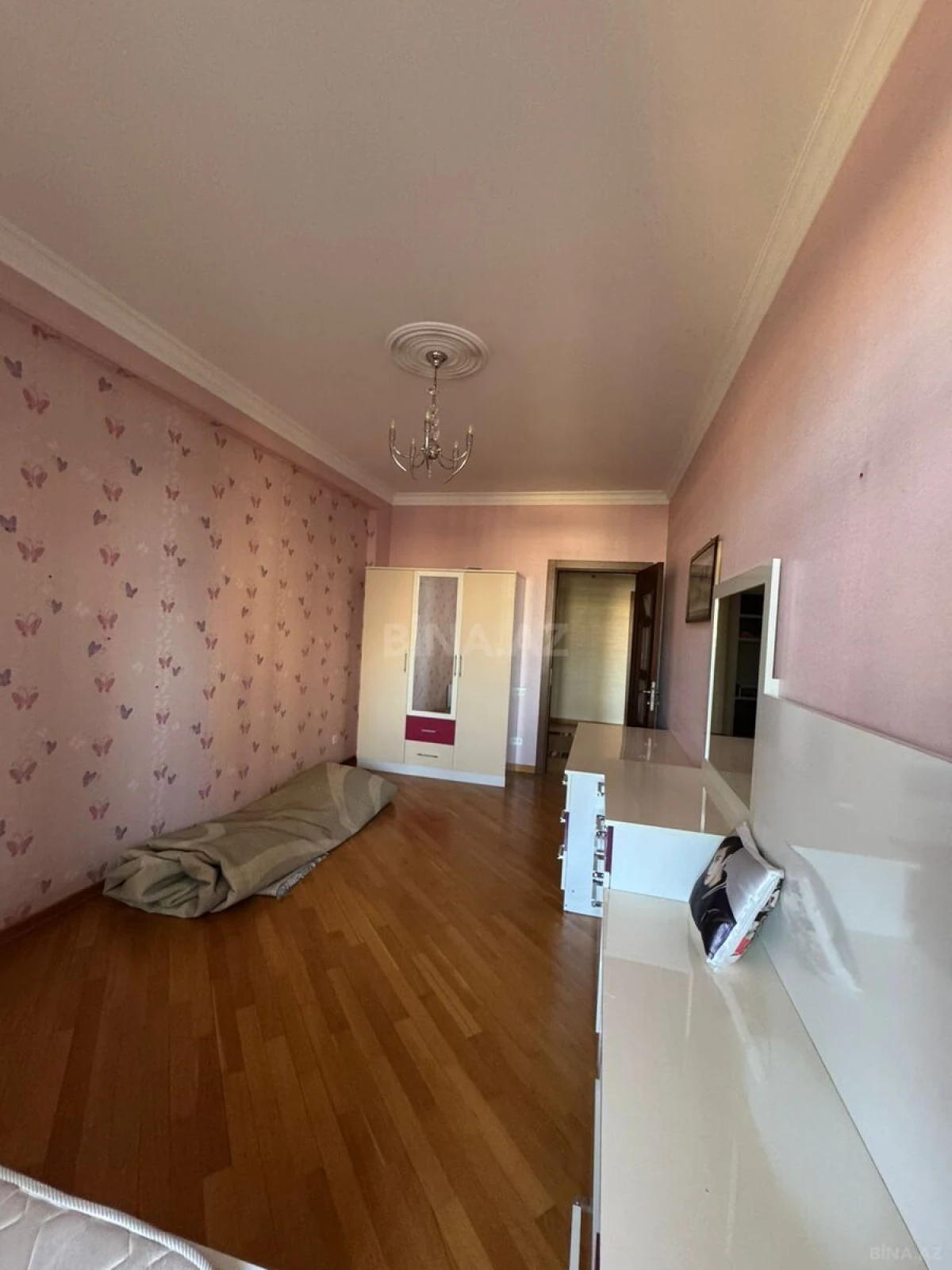 Satılır 4 otaqlı mənzil 171 m²