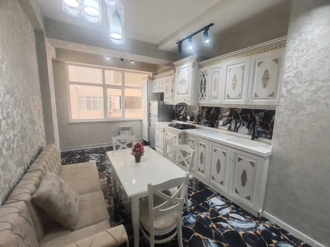 Satılır 4 otaqlı mənzil 165 m²