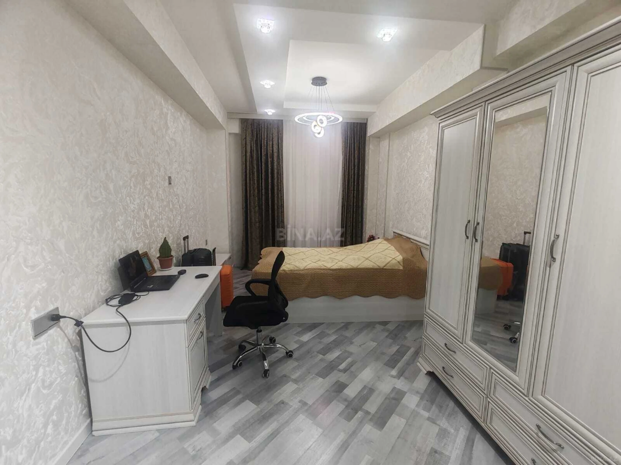 Satılır 4 otaqlı mənzil 165 m²