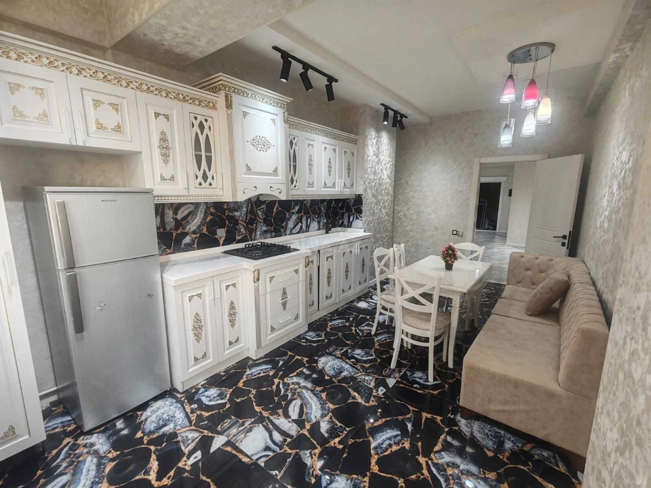 Satılır 4 otaqlı mənzil 165 m²