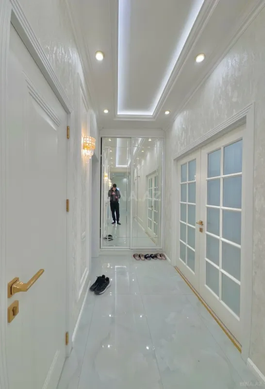 Satılır 4 otaqlı mənzil 136 m²
