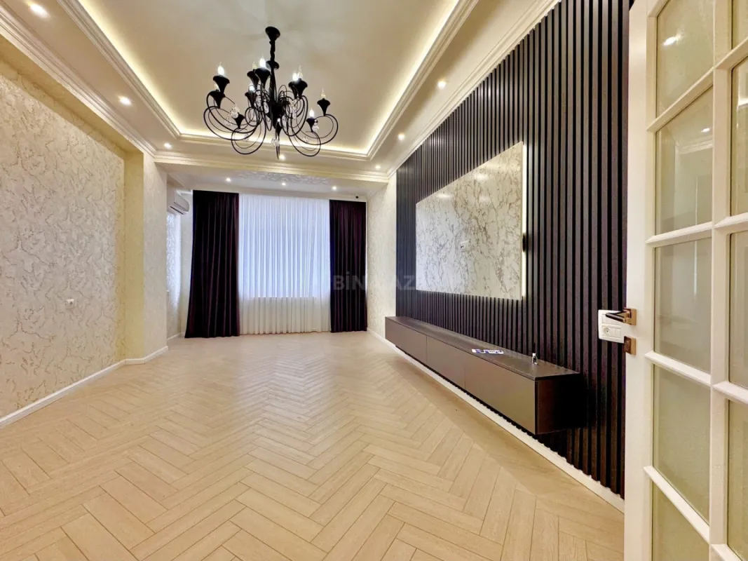 Satılır 4 otaqlı mənzil 136 m²