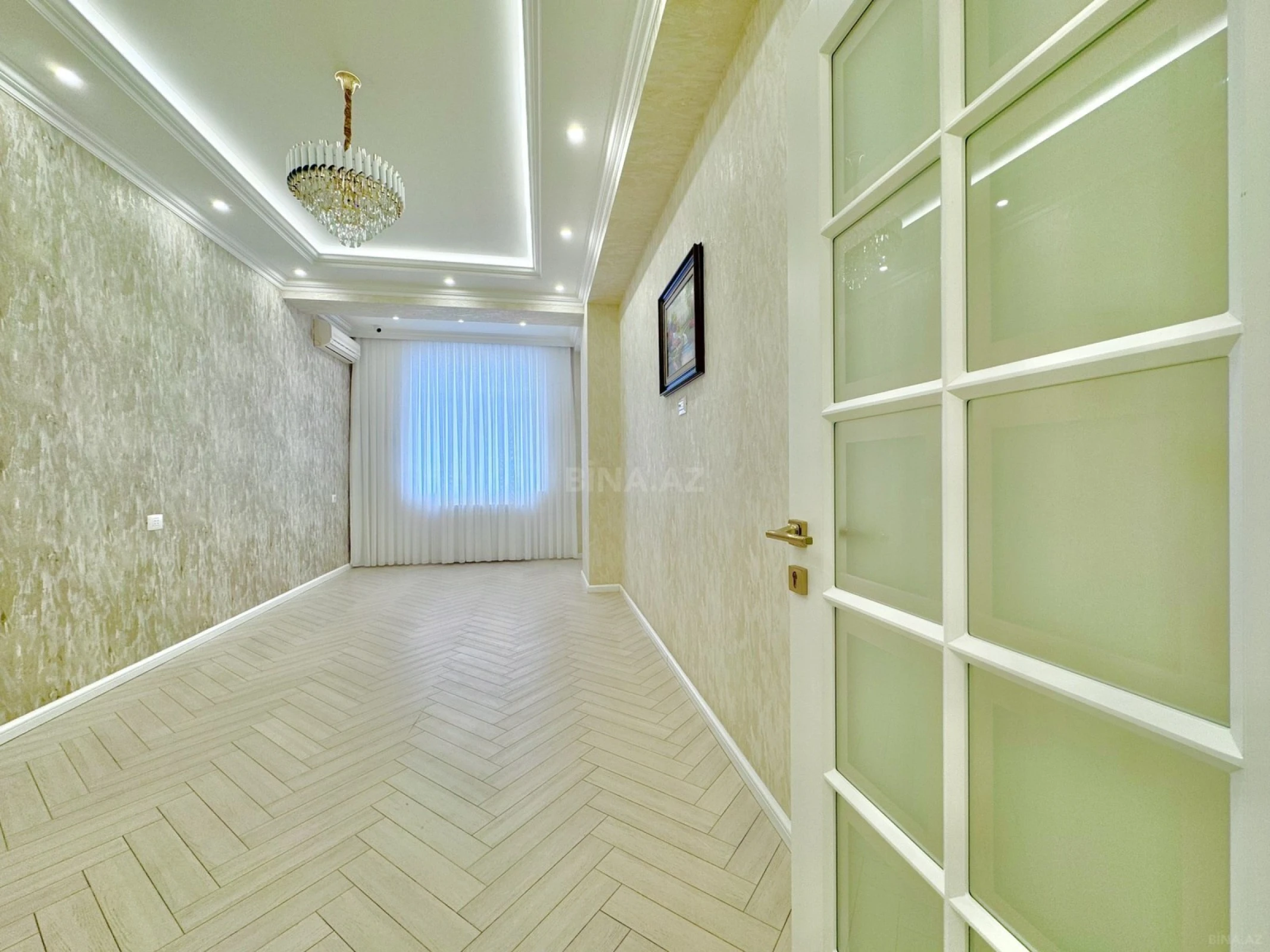 Satılır 4 otaqlı mənzil 136 m²