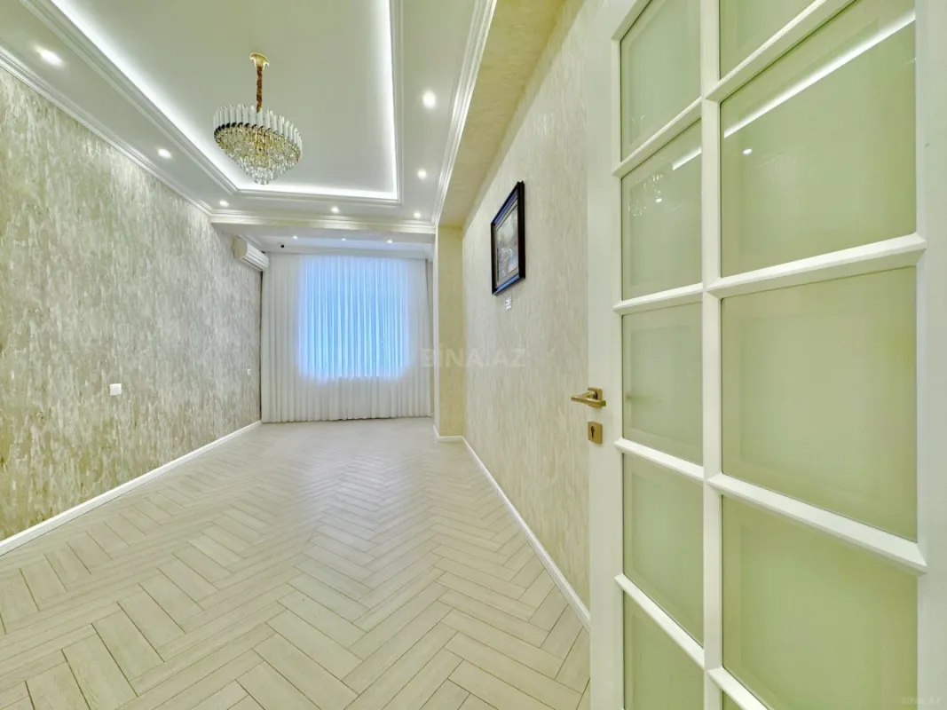 Satılır 4 otaqlı mənzil 136 m²